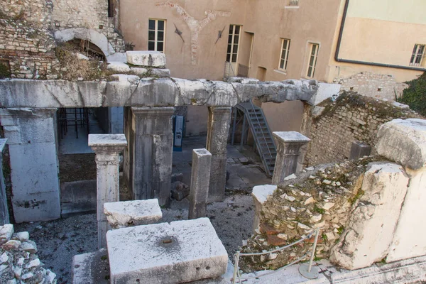 Ruinas del antiguo Foro Romano, sitio arqueológico del templo romano del Capitolio en Brescia. UNESCO Patrimonio de la Humanidad. Lombardía, Italia . —  Fotos de Stock