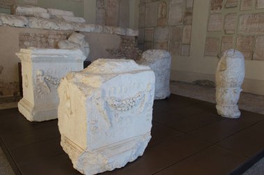 İtalya 'nın Brescia, Lombardy başkentinin lapidaryumundaki sütunlar..