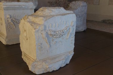 İtalya 'nın Brescia, Lombardy başkentinin lapidaryumundaki sütunlar..