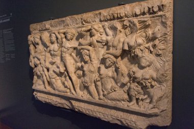 Santa Giulia Brescia, Lombardy, İtalya 'daki Santa Giulia Müzesi' nde milattan sonra 2-3 yüzyılda yapılmış tavan arası lahitinin ön tarafında..