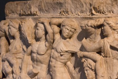 Santa Giulia Brescia, Lombardy, İtalya 'daki Santa Giulia Müzesi' nde milattan sonra 2-3 yüzyılda yapılmış tavan arası lahitinin ön tarafında..