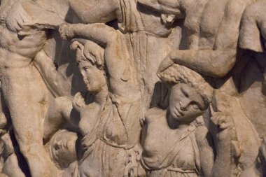 Santa Giulia Brescia, Lombardy, İtalya 'daki Santa Giulia Müzesi' nde milattan sonra 2-3 yüzyılda yapılmış tavan arası lahitinin ön tarafında..