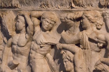Santa Giulia Brescia, Lombardy, İtalya 'daki Santa Giulia Müzesi' nde milattan sonra 2-3 yüzyılda yapılmış tavan arası lahitinin ön tarafında..