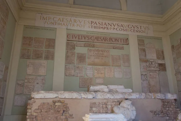 Das lapidarium des capitolium von brescia, lombardei, italien. — Stockfoto