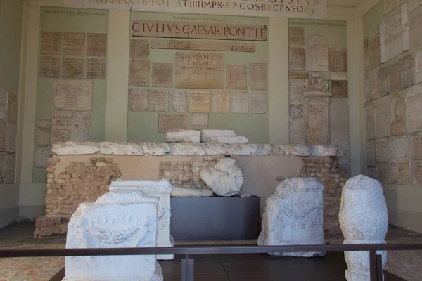 Lapidarium Capitolium Brescia, Lombardy, Italia . — Stok Foto