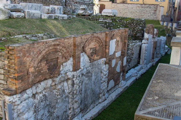 Templo Capitolino y Piazza del Foro en Brescia. UNESCO Patrimonio de la Humanidad. Lombardía, Italia . — Foto de Stock