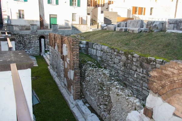 Foro romano von capitolium, alter römischer Tempel in Brescia. Unesco-Weltkulturerbe. Lombardei, Italien. — Stockfoto