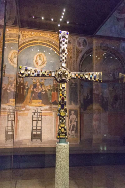 Desiderius 'Cross in the Church of Santa Maria in Solario in Brescia, Lombardia, Olaszország. — Stock Fotó