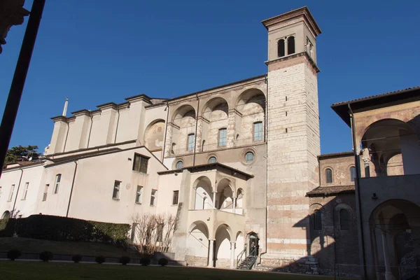 La vista frontal del monasterio benedictino de San Salvatore y — Foto de Stock