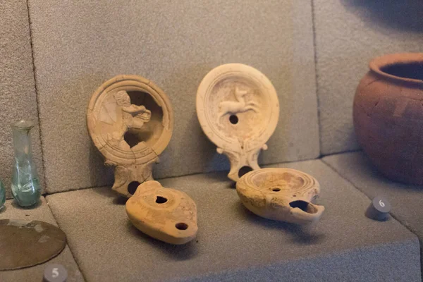 Obiecte antice de utilizare zilnică în Muzeul Santa Giulia, Brescia, Lombardia, Italia . — Fotografie, imagine de stoc