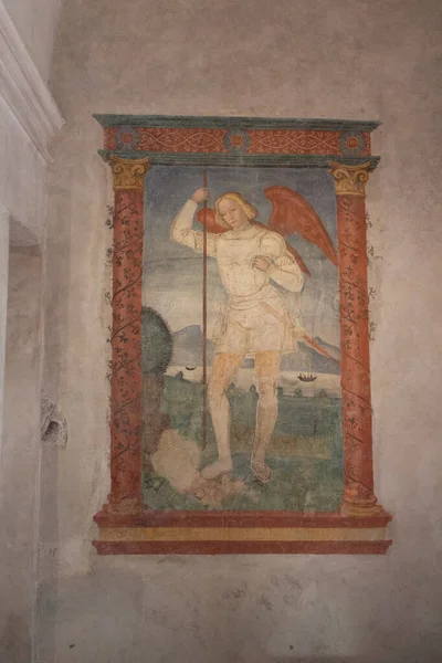 Inscrição romana reutilizada na parede dentro da torre sineira da igreja de San Salvatore no museu de Santa Giulia, Bréscia, Lombardia, Itália . — Fotografia de Stock