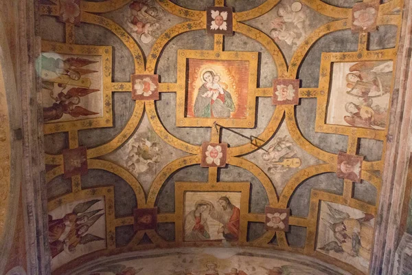 Affreschi a soffitto nel Monastero di San Salvatore e Museo di Santa Giulia a Brescia, Lombardia, Italia . — Foto Stock