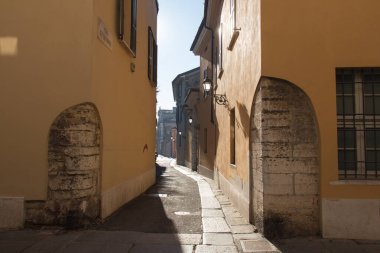Tipik Brescia caddesi güneşli bir günde, Lombardy, İtalya.