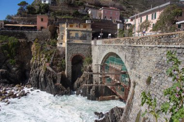 Riomaggiore 'deki Köprü ve Tren İstasyonu Cinque Terre Ulusal Parkı, Liguria, İtalya.