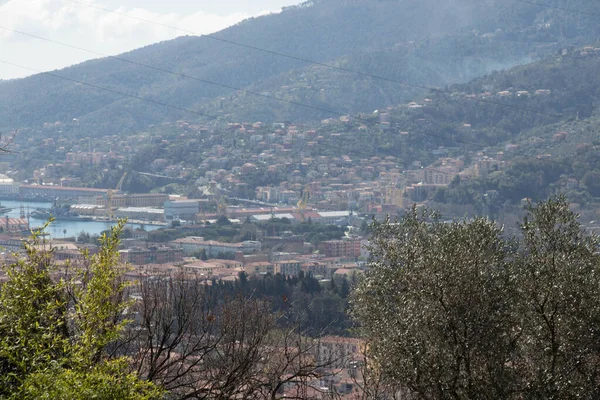 Colline in una giornata di sole, La Spezia, Liguria, Italia . — Foto Stock