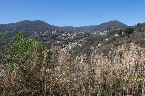 Paisaje de montaña. Casas de un pueblo en las montañas en La Spezia, Liguria, Italia . — Foto de Stock