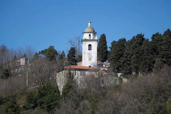 Una chiesa in montagna a La Spezia, Liguria, Italia . — Foto Stock