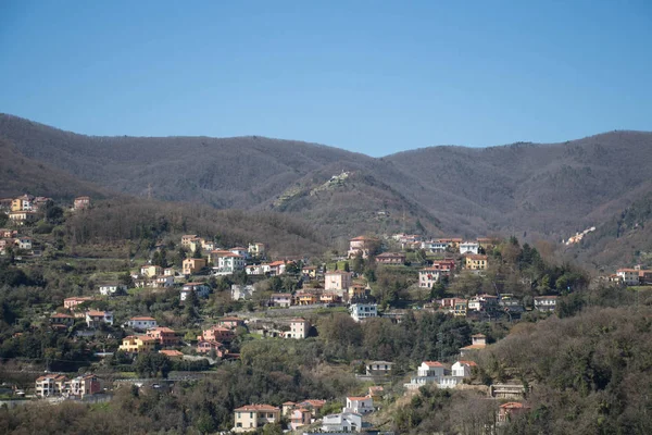 Paysage montagneux. Maisons de village en montagne à La Spezia, Ligurie, Italie . — Photo