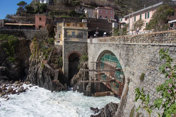Most a vlakové nádraží v Riomaggiore v národním parku Cinque Terre, Ligurie, Itálie. — Stock fotografie