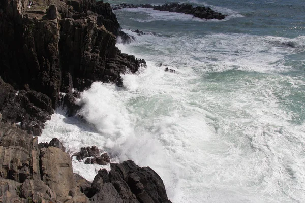 波は石のグループに衝突している. — ストック写真