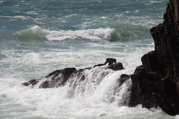 Vlny narážejí na skály. Mořská krajina. — Stock fotografie