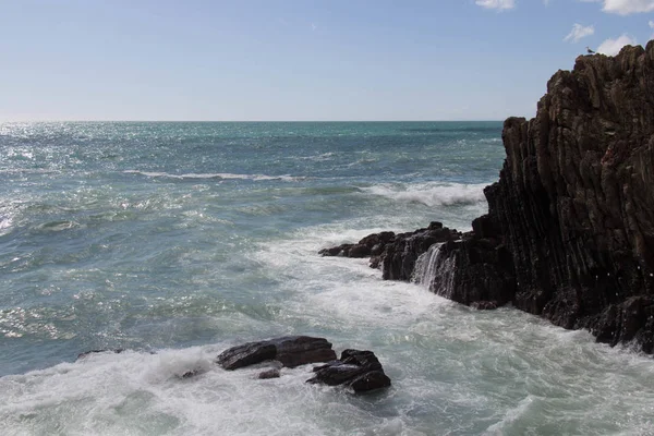 Havslandskap. Horisontell linje över havet. Vågor kraschar på stenar. — Stockfoto