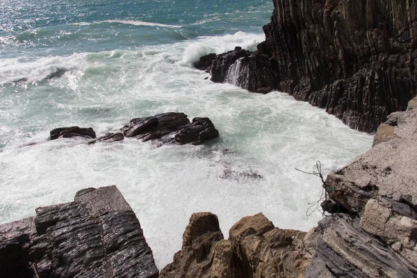 Paesaggio marino. Onde si infrangono sulle rocce . — Foto Stock