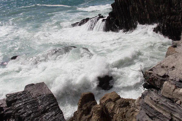 海洋景观。 浪花拍打在岩石上. — 图库照片