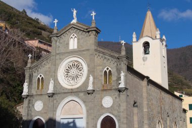 Riomaggiore, Cinque Terre, Liguria, İtalya 'daki San Giovanni Battista Kilisesi' nin ön cephesi.