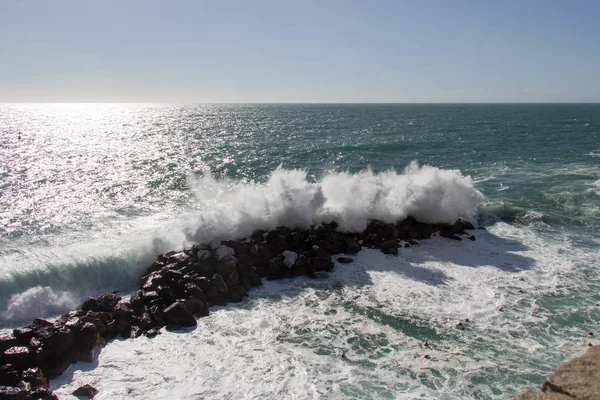 Paysage marin avec ligne d'horizon au-dessus de la mer et la vague s'écrase pierres . — Photo