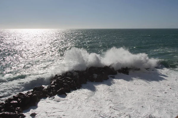 Paisaje marino con la línea del horizonte sobre el mar y las olas se estrellan piedras . — Foto de Stock