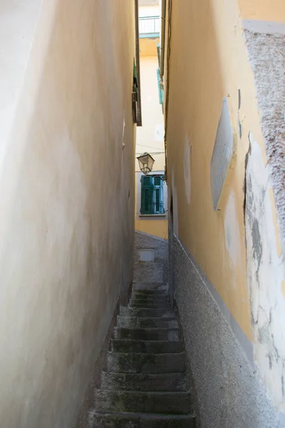 A narrow street with stairs leading up. — Stock Photo, Image
