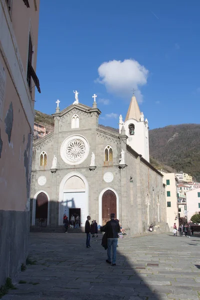 Kerk van San Giovanni Battista in Riomaggiore, Cinque Terre, Ligurië, Italië. — Stockfoto