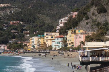 Monterosso al Mare 'deki kıyı şeridi ve renkli evler Cinque Terre Ulusal Parkı, Liguria, İtalya.