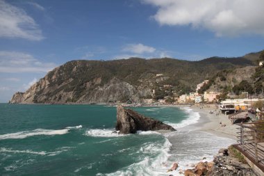 Monterosso kıyı şeridi Cinque Terre Ulusal Parkı, Liguria, İtalya.