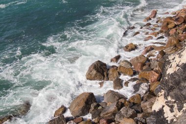 Dalgalar bir grup taşa çarpıyor..