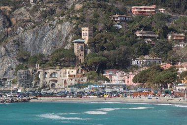 Monterosso al Mare 'deki kıyı şeridi Cinque Terre Ulusal Parkı, Liguria, İtalya.
