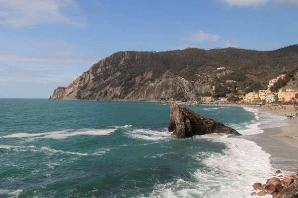 Pobřeží v Monterosso v národním parku Cinque Terre, Ligurie, Itálie. — Stock fotografie