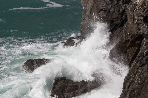 Les vagues s'écrasent sur un groupe de pierres . — Photo