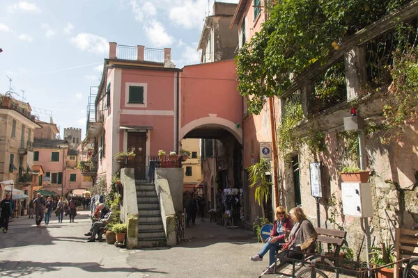 Calle típica de Vernazza, pueblo de Cinque Terre, Liguria, Italia . — Foto de Stock