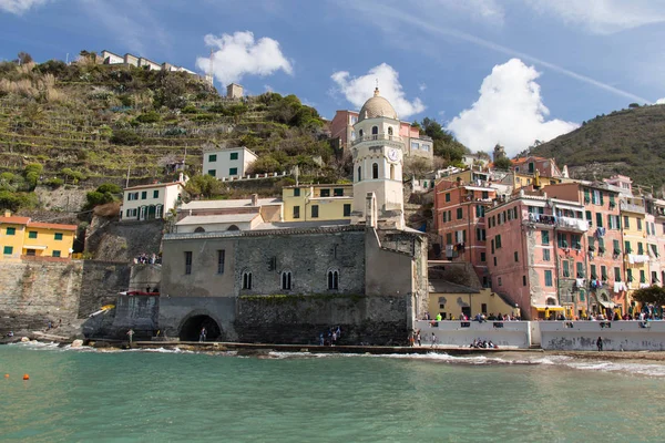 Kostel Santa Margherita d 'Antiochia, Vernazza, Liguria, Itálie. — Stock fotografie