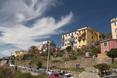 Corniglia yakınlarındaki tipik bir bina. Arka planda tüylü bulutlar, Liguria, İtalya.