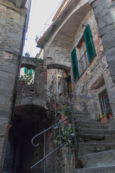 Calle estrecha con balcón en Corniglia, Liguria, Italia . — Foto de Stock