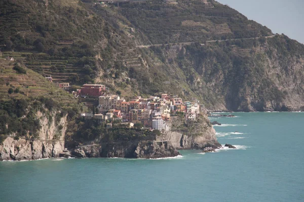 Paesaggio marino con piccolo villaggio di pescatori Manarola nelle Cinque Terre, Liguria, Italia . — Foto Stock