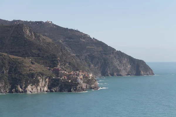 Mořská krajina s malou rybářskou vesnicí Manarola v Cinque Terre, Liguria, Itálie. — Stock fotografie