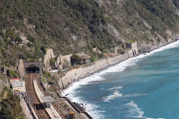 意大利利古里亚Cinque Terre国家公园的沿海铁路. — 图库照片