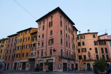 Brescia, İtalya - Ağustos 12018: Brescia 'da San Faustino caddesindeki renkli evlerin manzarası 1 Ağustos 2018' de İtalya 'da.