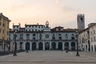 Brescia, İtalya - 1 Ağustos 2018: Piazza della Loggia 'nın Brescia' daki manzarası 1 Ağustos 2018, Lombardy, İtalya.