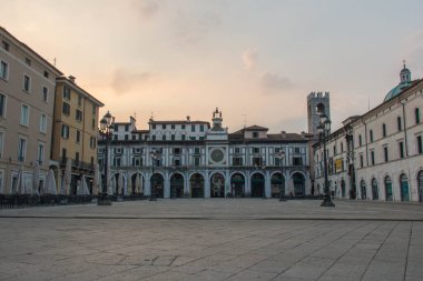 Brescia, İtalya - 1 Ağustos 2018: Piazza della Loggia 'nın Brescia' daki manzarası 1 Ağustos 2018, Lombardy, İtalya.