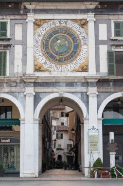 Brescia, İtalya - 1 Ağustos 2018: Piazza della Loggia 'daki atari salonu ve astronomik saat manzarası 1 Ağustos 2018, Lombardy, İtalya.